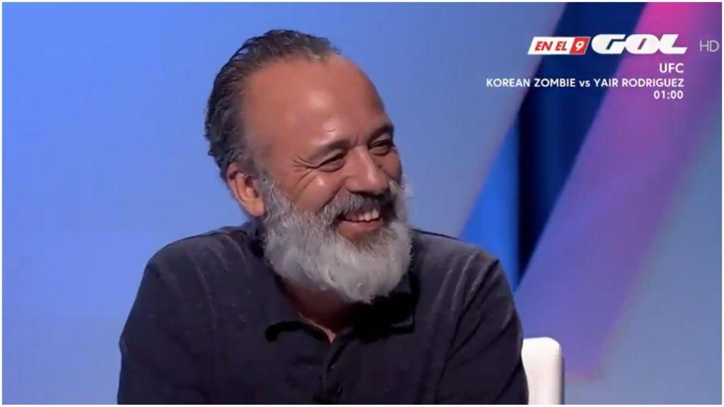 Gutiérrez sonriente mientras escucha el himno racinguista.