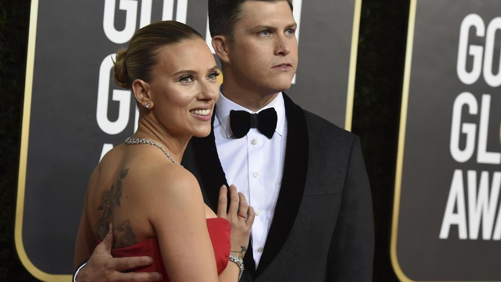 Scarlett Johansson y Colin Jost en los Globo de Oro de 2020.