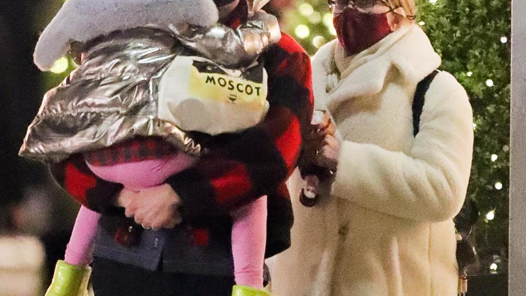 La actriz, y Colin Jost, con la hija de ella en brazos.