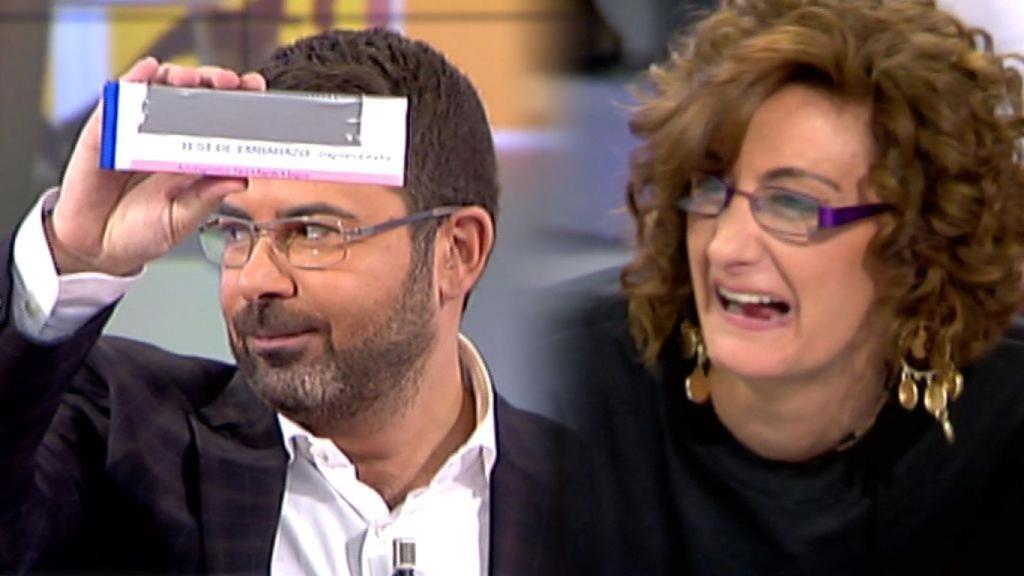 Jorge Javier Vázquez enseñando el test de embarazo de Paqui La Coles.