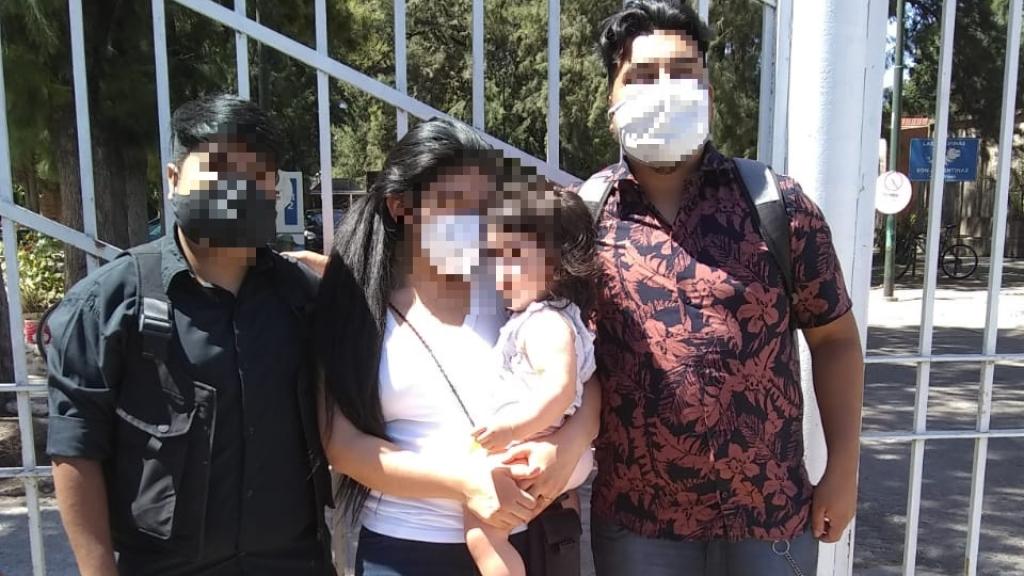 Antonella, en el centro, entre sus hermanos Matías (de negro) y Ezequiel