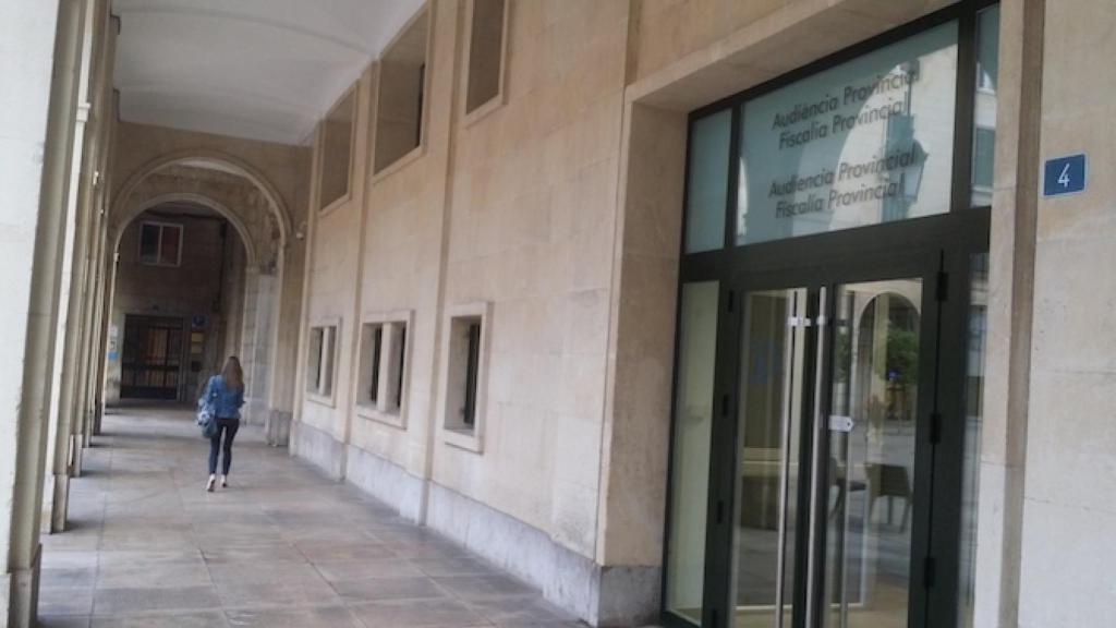 La entrada a la Audiencia de Alicante