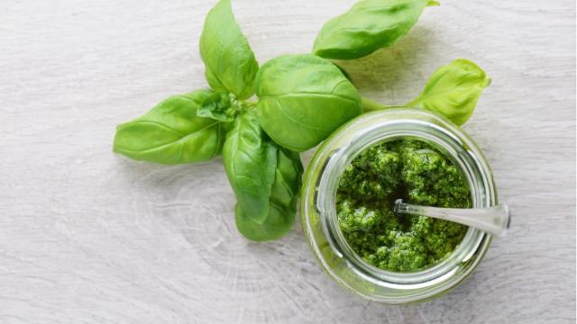 Pesto de albahaca y edamame, receta más ligera y con más proteínas