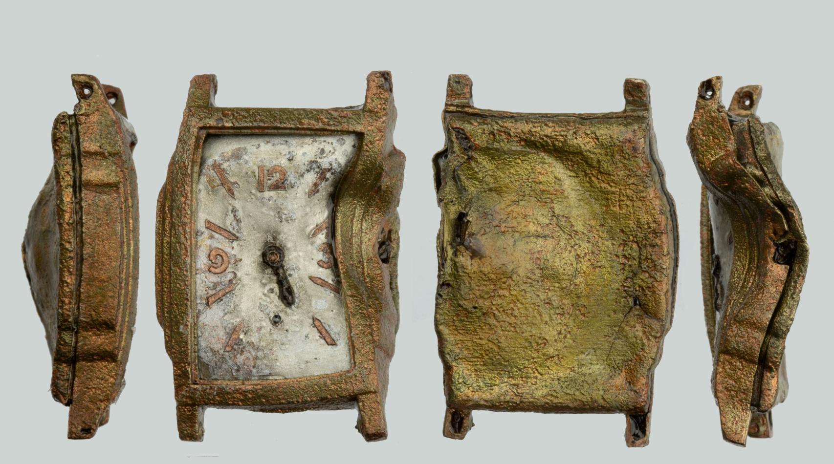 Un reloj de pulsera encontrado durante las excavaciones.