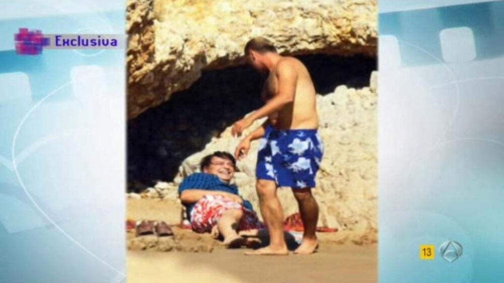 Antonio Canales y su expareja en una playa de Sitges.