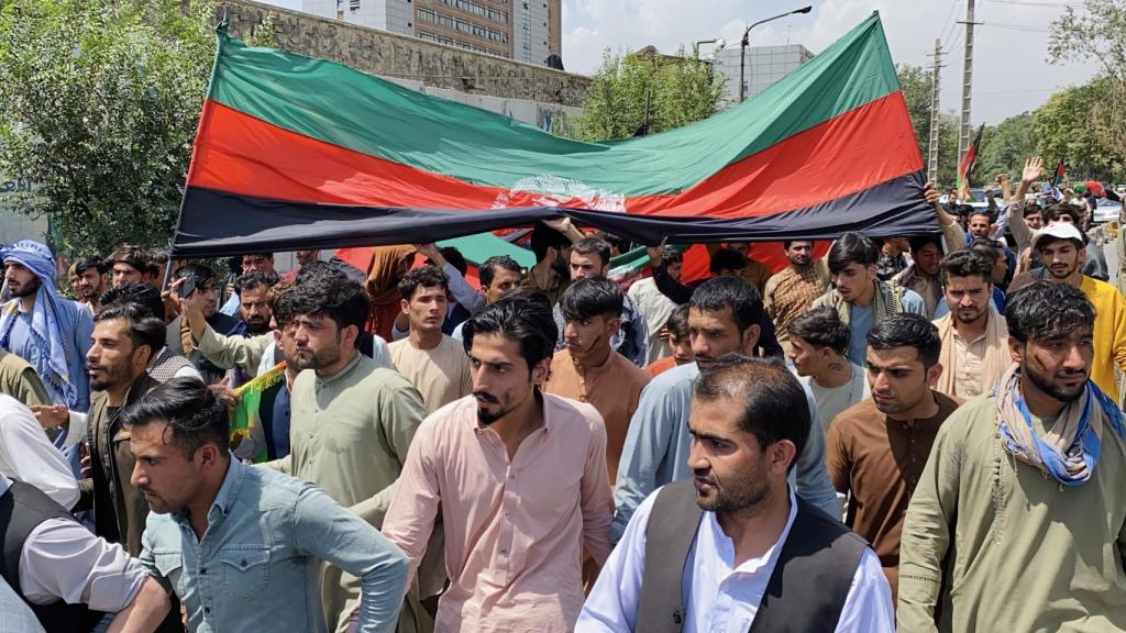 Manifestantes con la bandera tricolor.