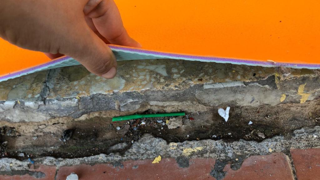 La nueva pista del pabellón se levanta del suelo.