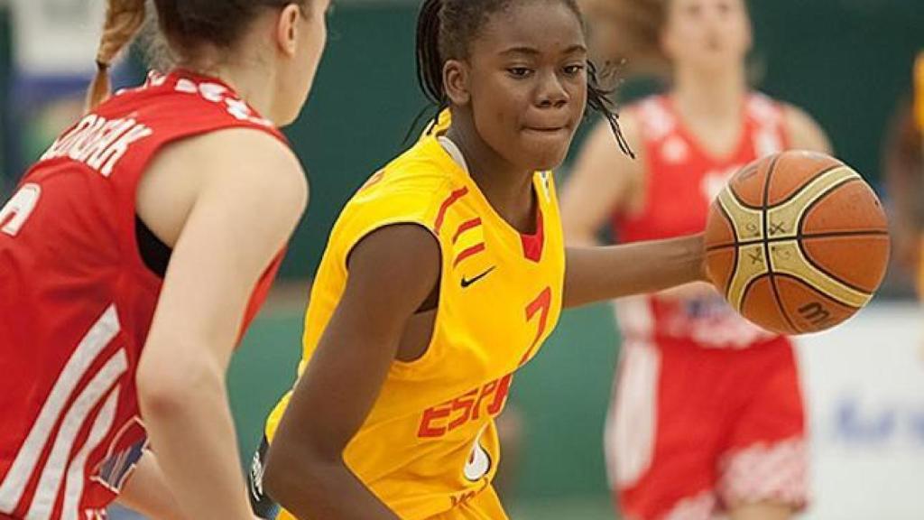 Iris Mbulito con las categorías inferiores de la selección española