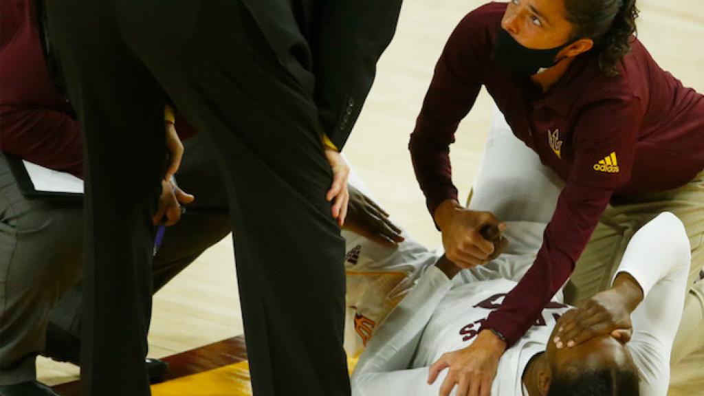 Iris Mbulito se duele del hombro en un partido con la Universidad de Arizona