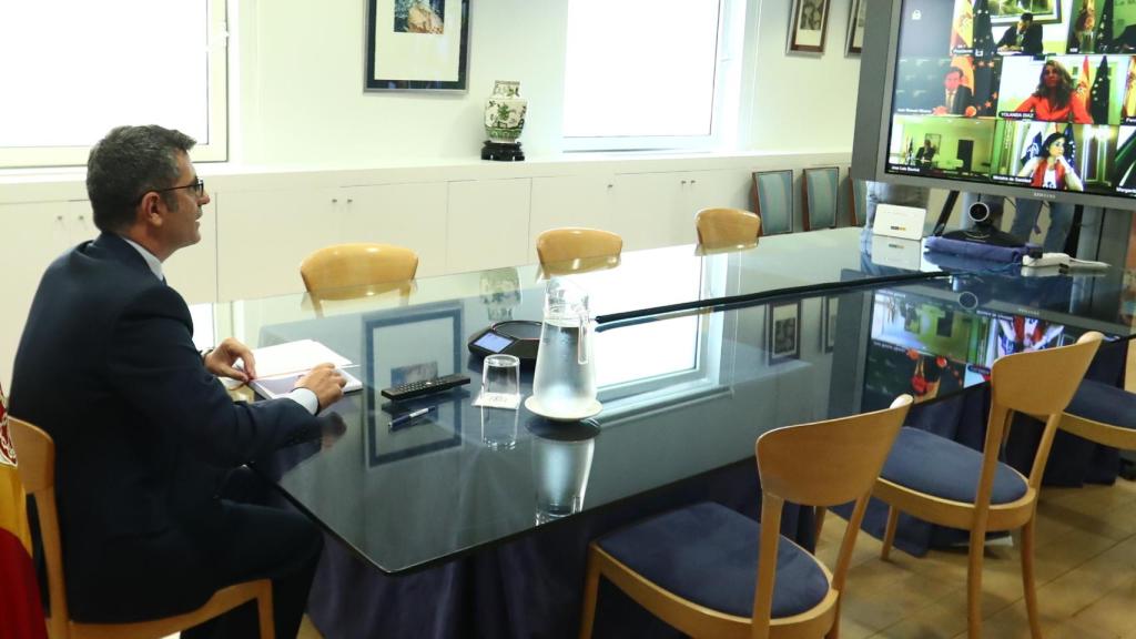 Félix Bolaños, en Moncloa, ante la pantalla con el presidente y resto de ministros.