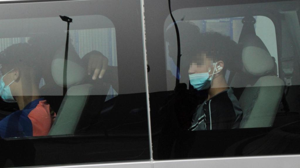 Varios de los menores de Ceuta, hace días en el inicio de su traslado.