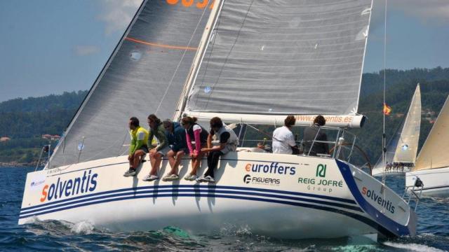 Un velero patrocinado por Solventis durante una regata.