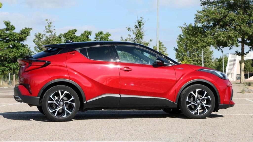 El Toyota C-HR es de los pocos SUV híbridos que tienen un tamaño medio.