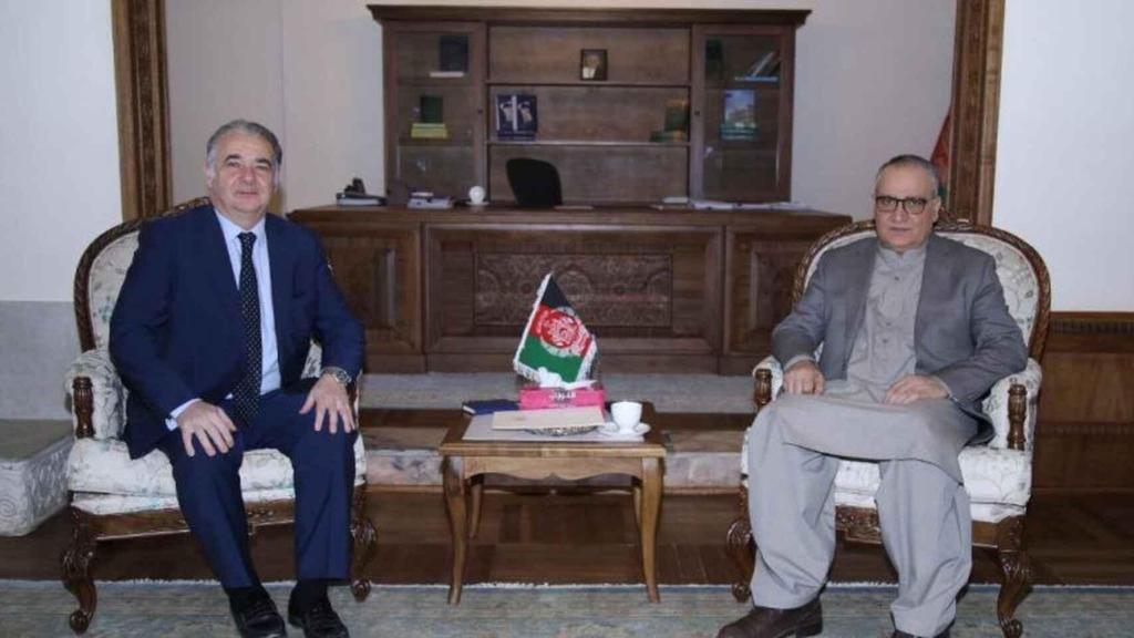 El embajador en funciones de España en Kabul, Gabriel Ferrán (a la izquierda), en una audiencia oficial.