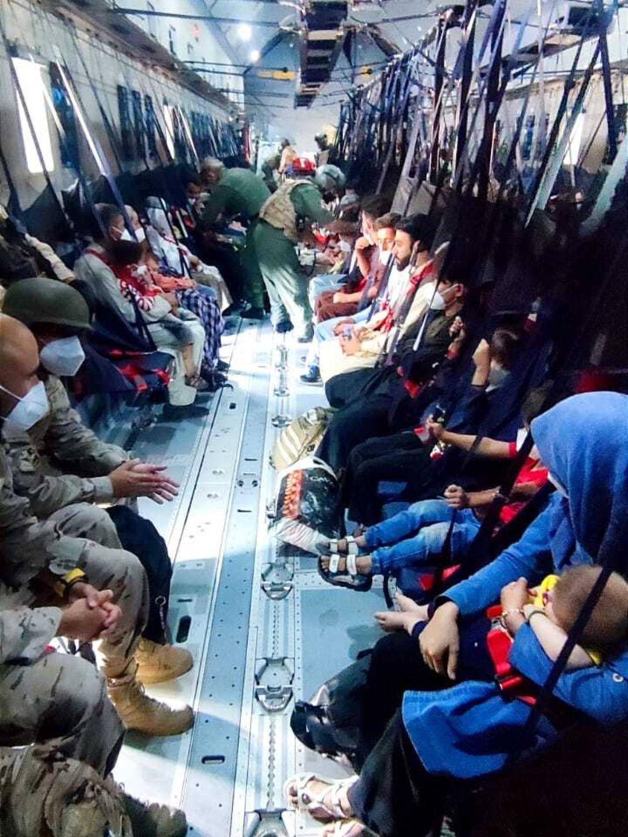 Los afganos 'españoles', en el segundo avión del Ejército para los rescates en Kabul.