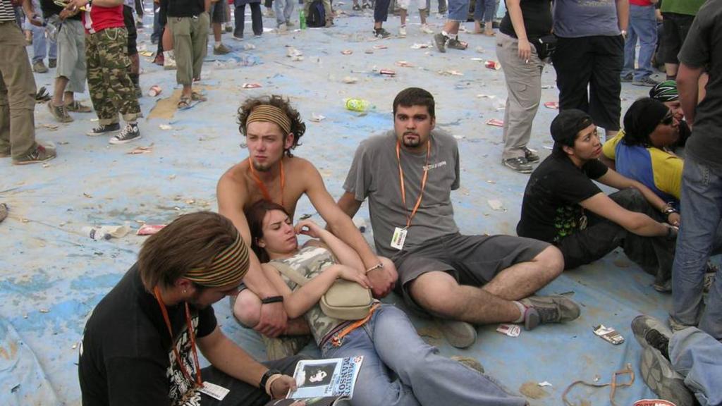 Asistentes al Festimad 2005 haciendo tiempo entre conciertos.