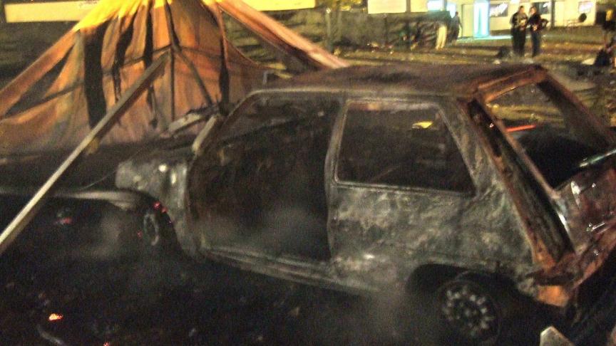 Uno de los coches promocionales calcinados durante el festival.