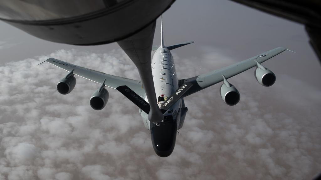 RC-135 Rivet Joint reabasteciéndose en mitad del mar