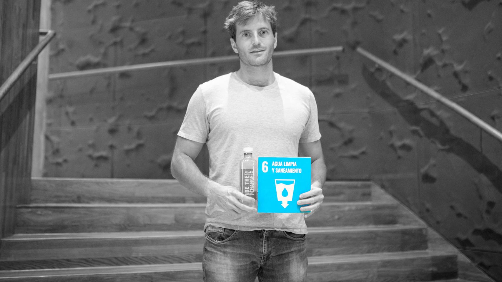 Antonio Espinosa sujeta el cartel del ODS 6 sobre agua limpia y saneamiento.