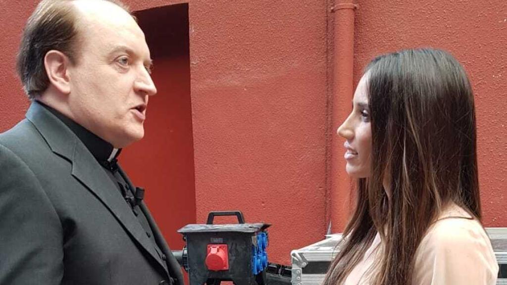 El Padre Apeles junto a India Martínez.