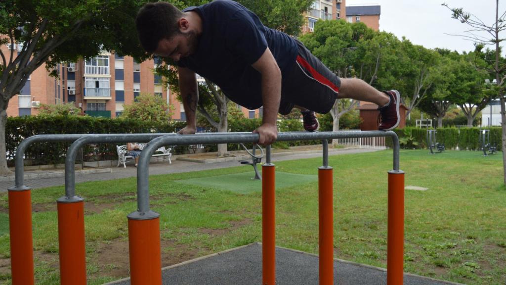 Alejandro Seano trabajando las flexiones.