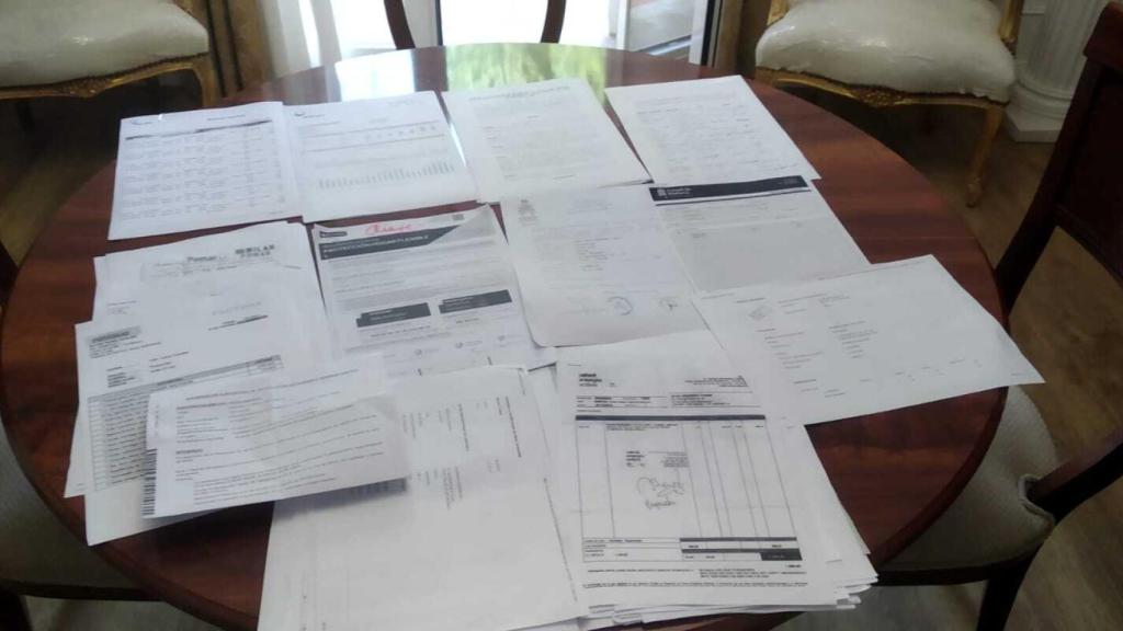 Todas las facturas y papeles destinados a probar que Juan vivía en la vivienda.