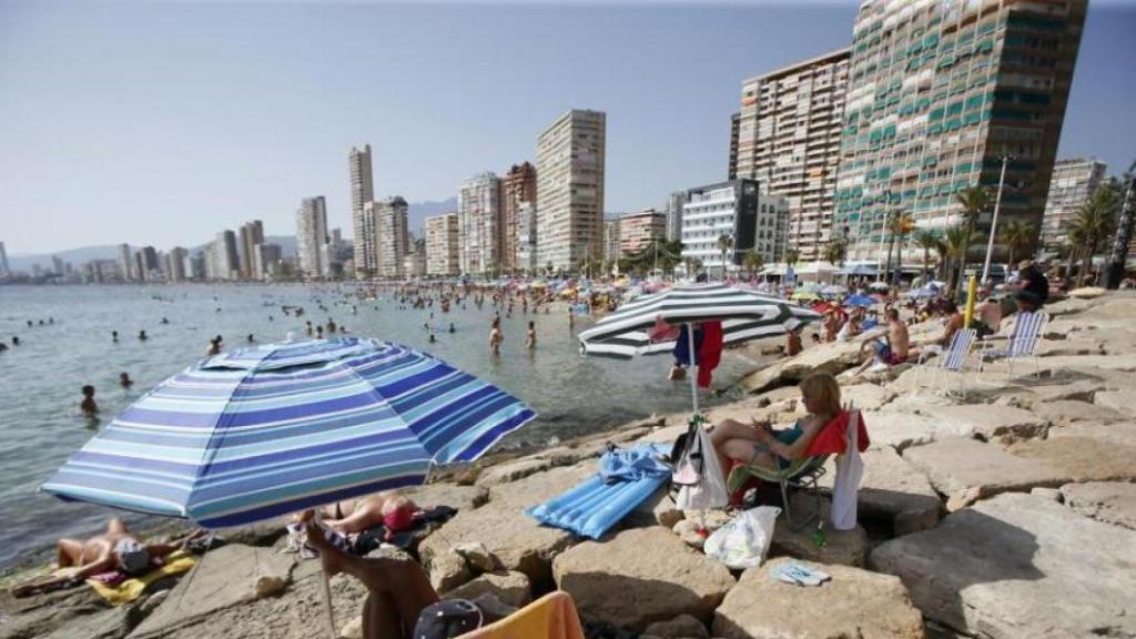 Unos bañistas en una playa de Benidorm.