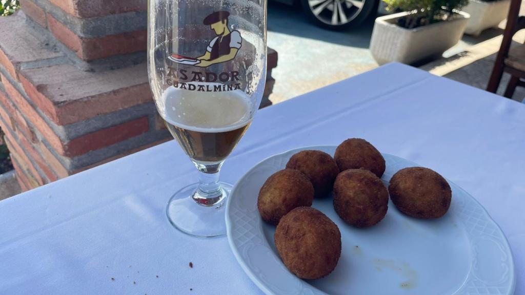 Unas croquetas y una copa del Asador Guadalmina.