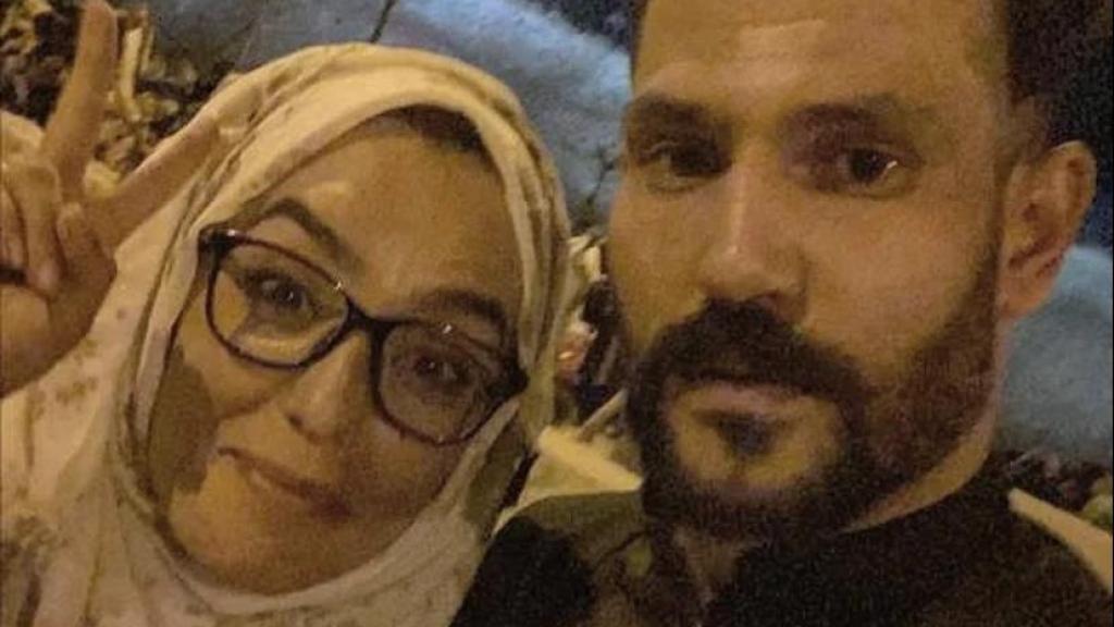 Nilofar Bayat y su pareja en el interior del aeropuerto en una imagen compartida por Antonio Pampliega