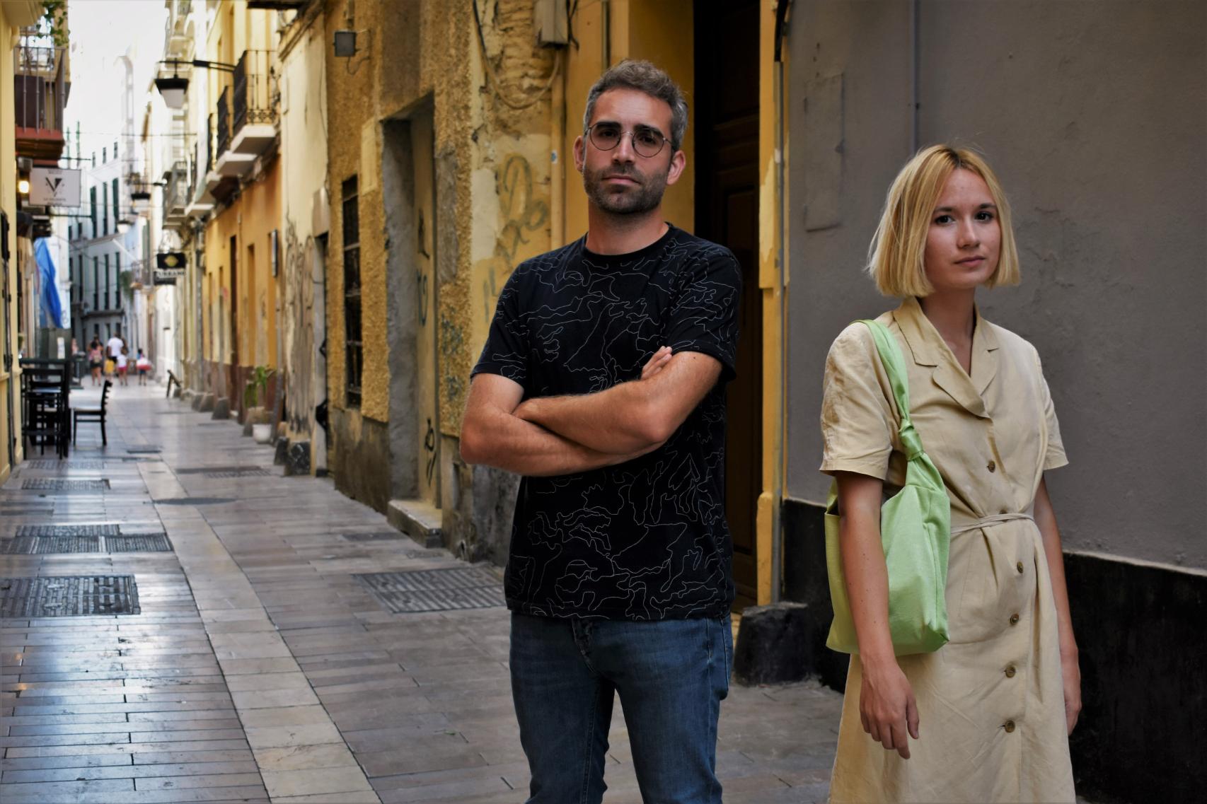 Sergio Croma e Isabel Bellido posan en calle Beatas, centro neurálgico de la marcha y de música en directo.