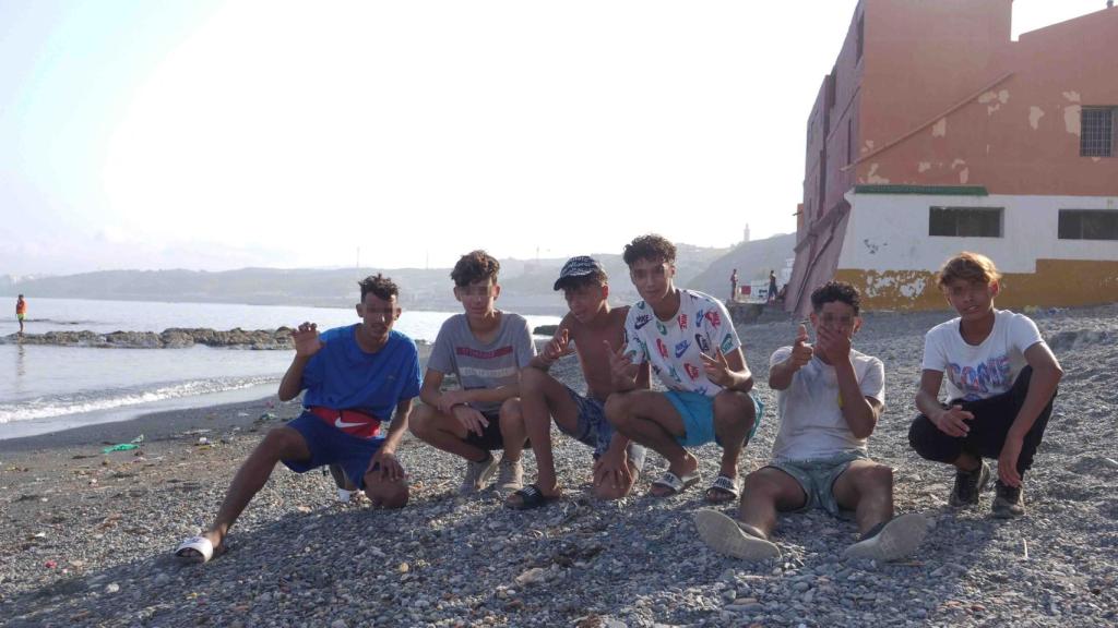 Jóvenes en la almadraba con la frontera de fondo.