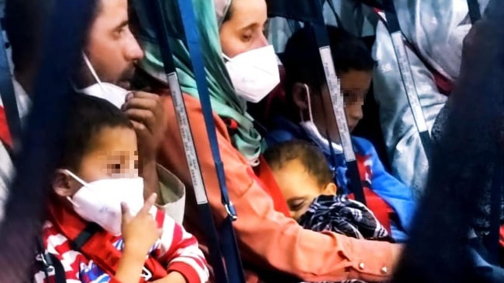 Las emocionantes imágenes de los afganos 'españoles' embarcando en Kabul