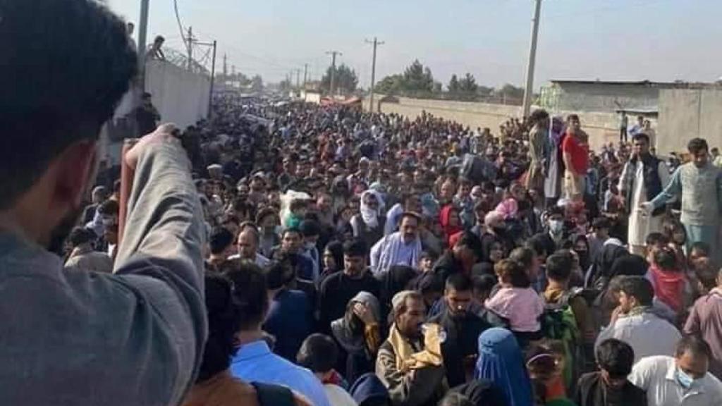 Cientos de afganos se agolpan alrededor del aeropuerto de Kabul intentando huir del país.