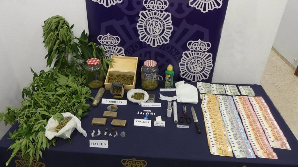 Efectos intervenidos en un punto de venta de droga al menudeo en Ronda.