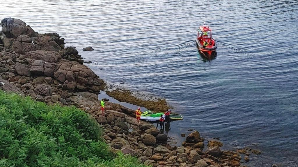 Los equipos de rescate en la zona donde apareció el cadáver.