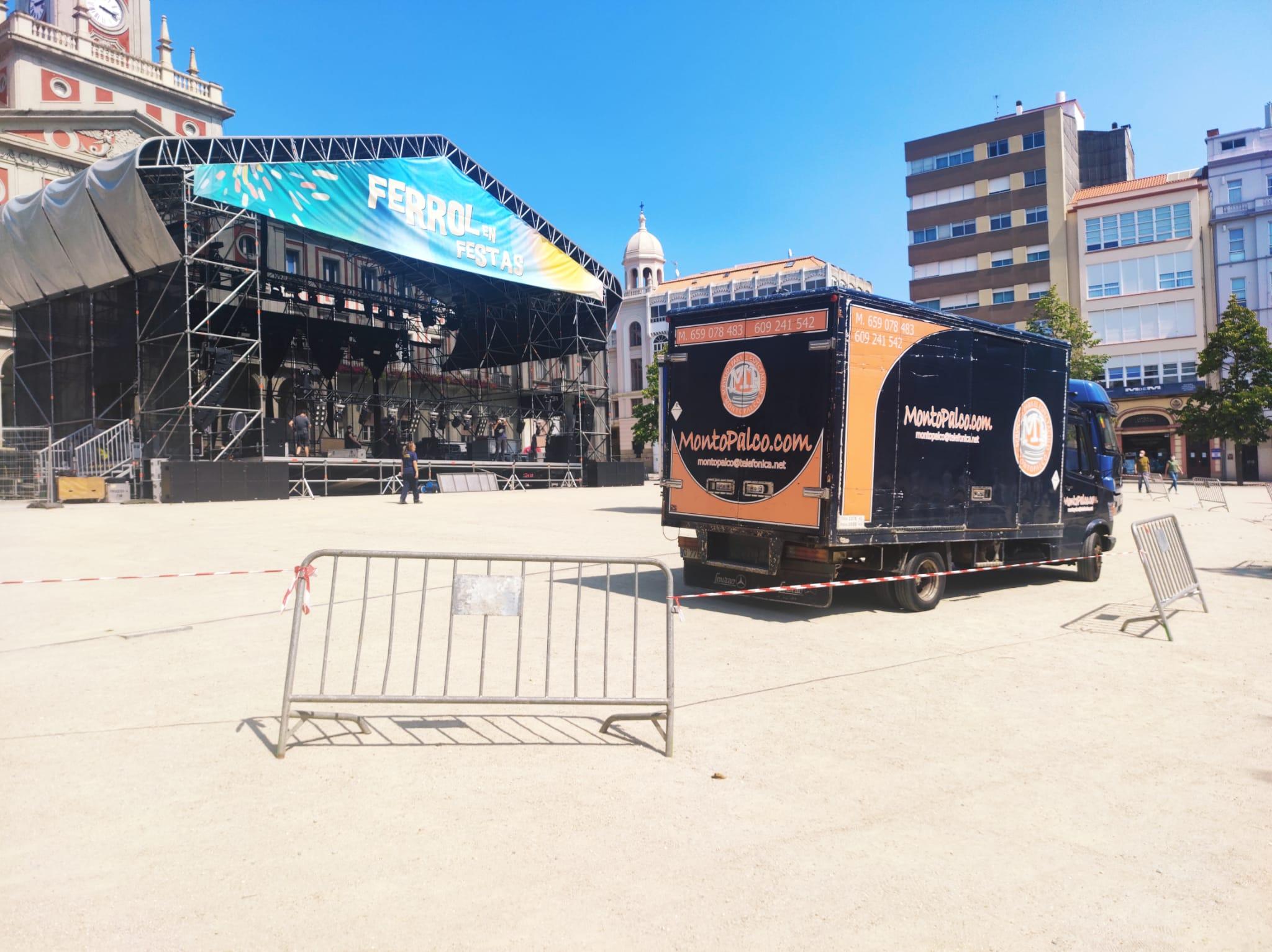 Montaje del escenario este mediodía. Foto: Quincemil.