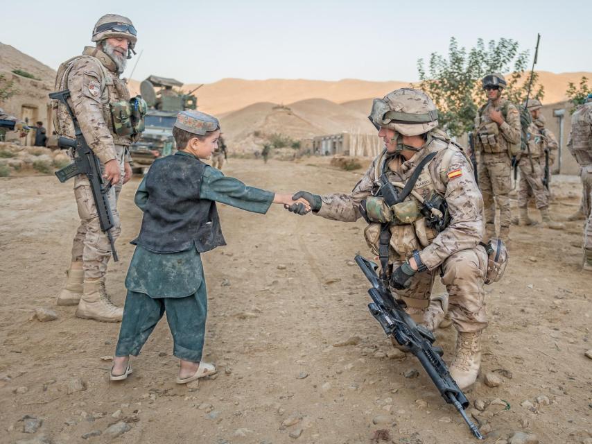 Un soldado español junto a un niño en Afganistán.