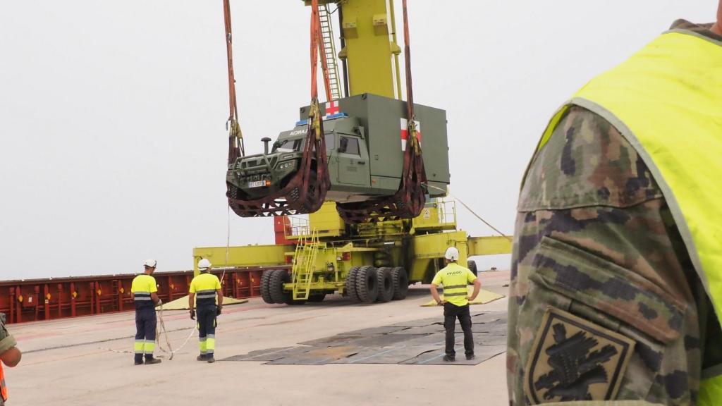 Embarque de los vehículos de la Brilat esta mañana en el Puerto de Vigo