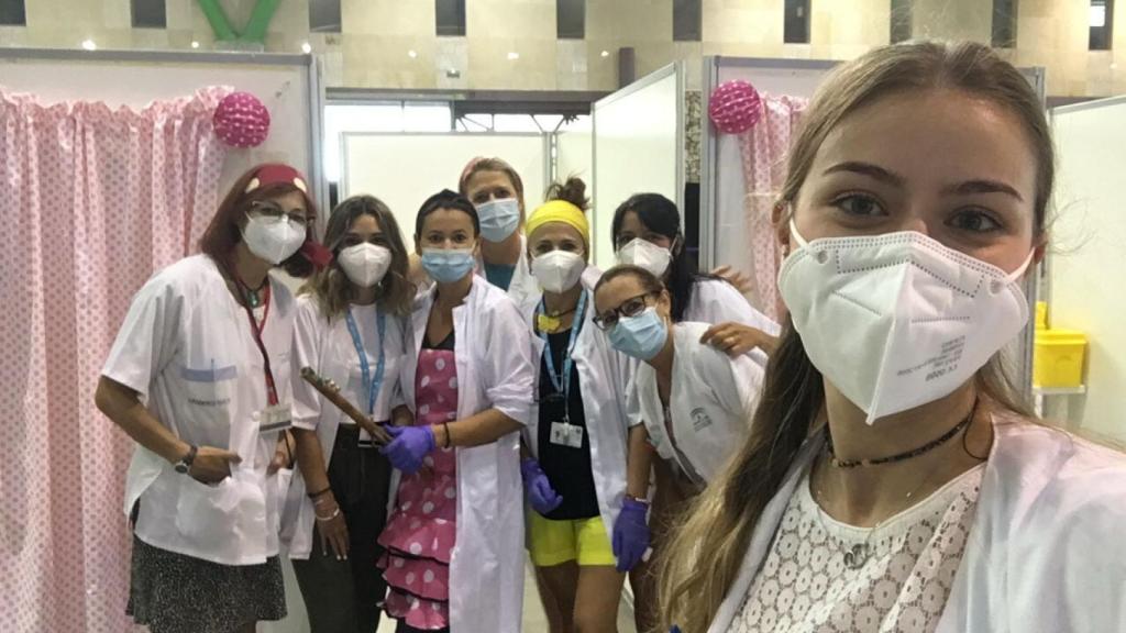El equipo de vacunación con Soledad incluida (con delantal).