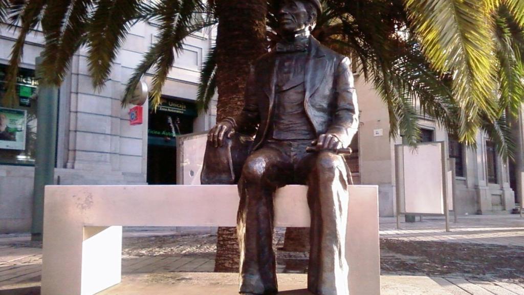La figura de Hans Christian Andersen disfruta del buen tiempo de Málaga.