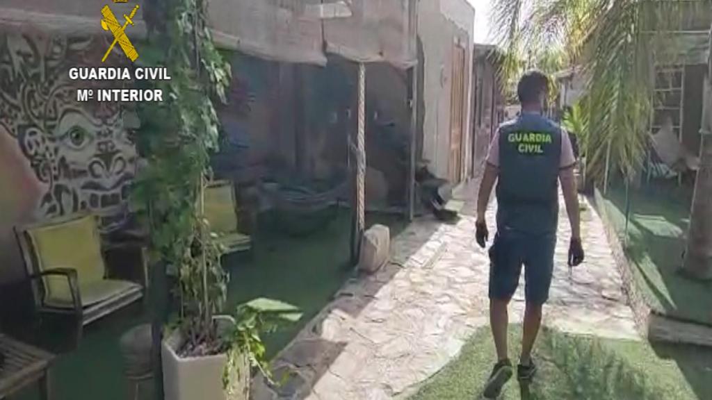 La Guardia Civil, en el operativo en e l interior del establecimiento de la asociación.