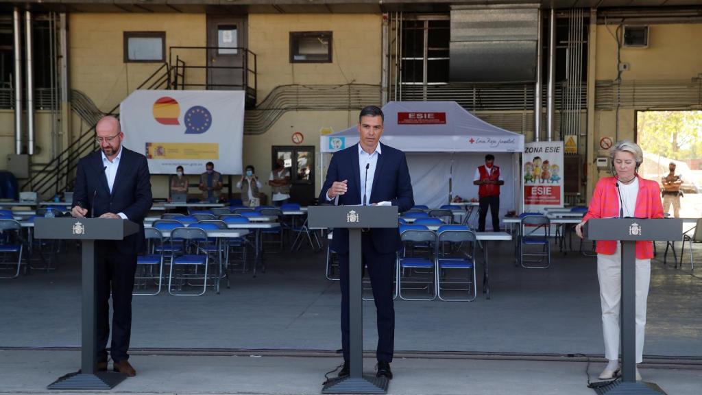 El presidente del Gobierno, Pedro Sánchez (c); la presidenta de la Comisión Europea (CE), Ursula von der Leyen (d), y el presidente del Consejo Europeo, Charles Michel (i)