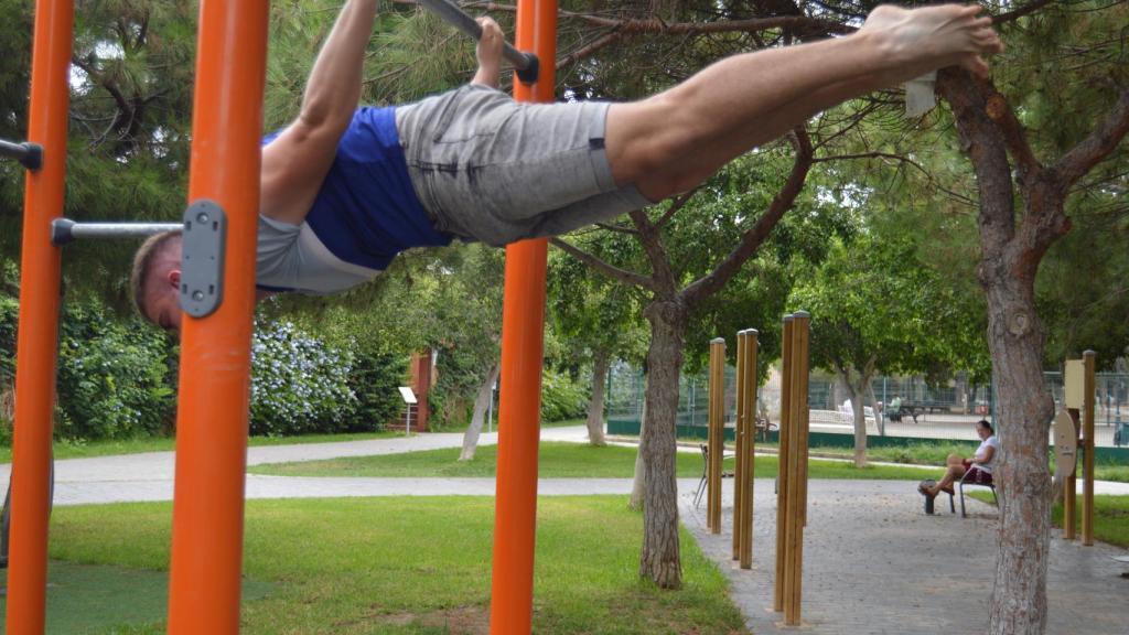 Álex Vaquero practicando un back lever.