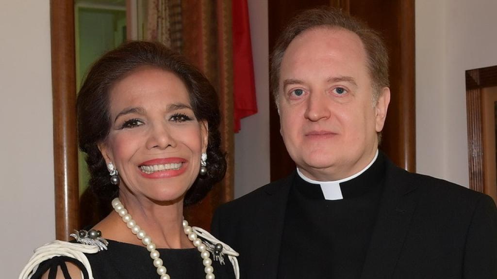 El padre Apeles con la elegante condesa Federici.