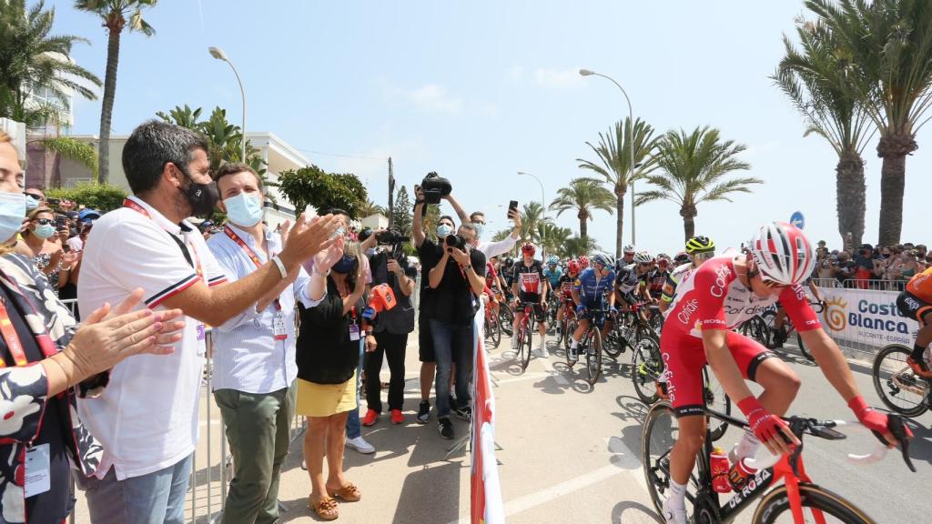 Mazón y el alicantino Casado, en el inicio de La Vuelta Ciclista desde Santa Pola