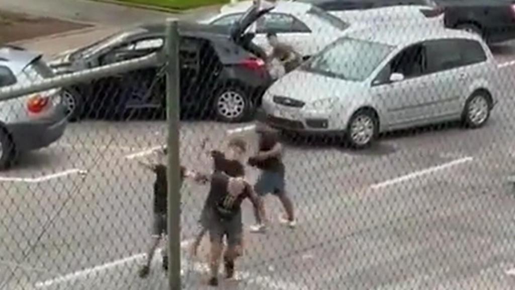 Instante de la agresión grabada por un vecino al dueño del bar donde cuatro jóvenes se fueron sin pagar.