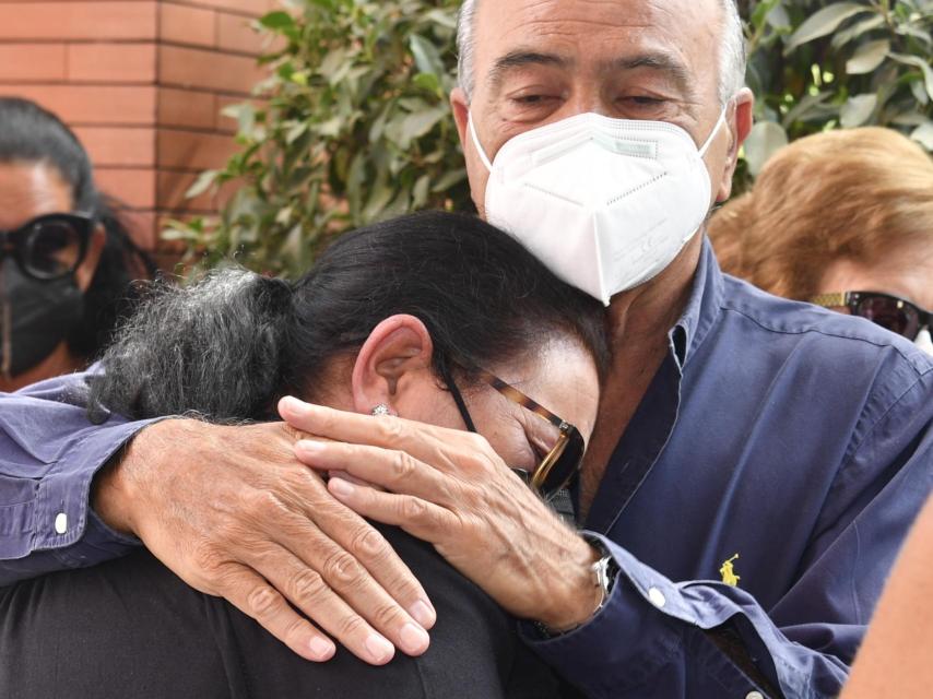 La reina de las sevillanas no ha podido contener la emoción al despedirse de su madre.