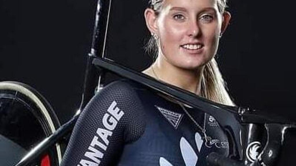 La ciclista neozelandesa Olivia Podmore posa con su bicicleta