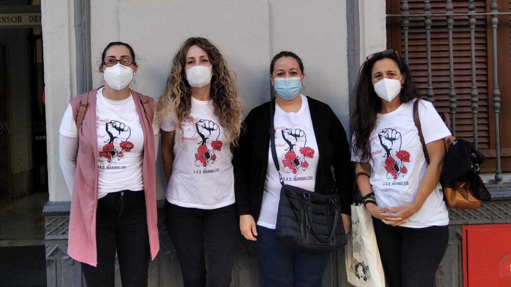 Conchi y otras compañeras afectadas, frente a la Oficina del Defensor del Pueblo Andaluz.