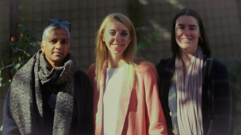 Sánchez junto a Megan L. Manion y Geeta Kuttiparambil, de Un Women Afghan, un asociación por los derechos de las mujeres en Afganistán.